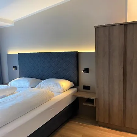 Hotel Jedermann Boutiquehotel Mit Stadtgarten Solnohrad