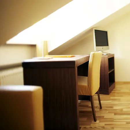 Hotel Jedermann Boutiquehotel Mit Stadtgarten Solnohrad